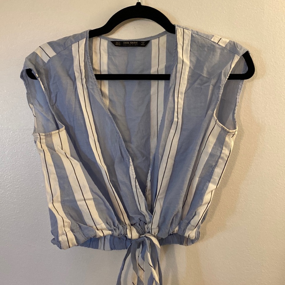 Zara Basic Blue Cropped Blouse. Stripes, Tie Bottom with Large V Neck. Sz M